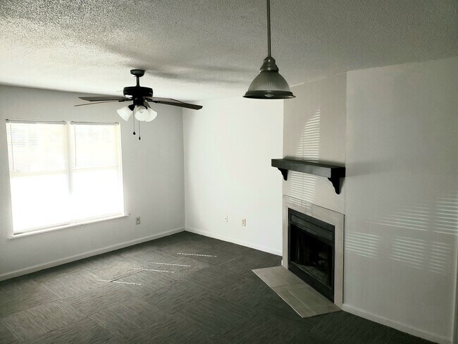 Building Photo - 137 Country Town Dr