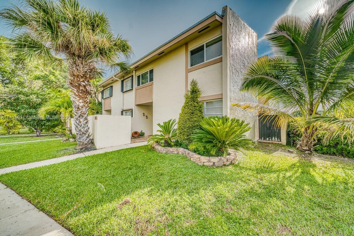 Primary Photo - 14319 Kendale Lakes Cir