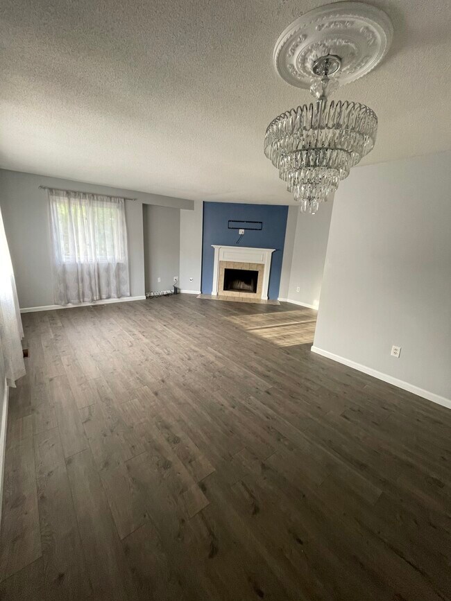 Living/Dining Room - 27 Crows Nest Ln