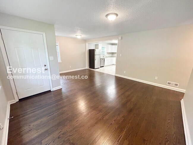 Building Photo - 3 Bed/1 Bath Home with Off-Street Parking / Pet-Friendly / Vouchers Accepted / Available Now!