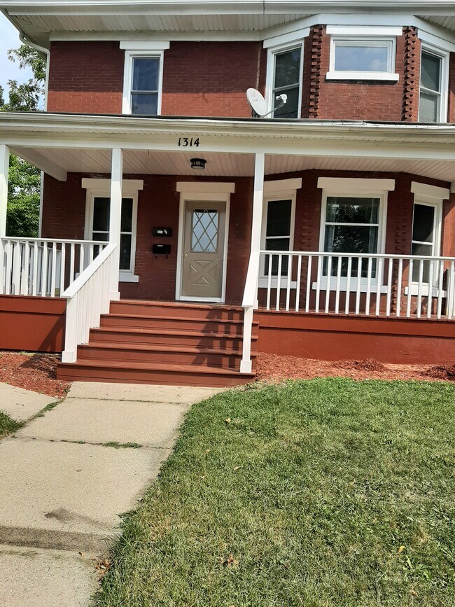 1314 17th Ave Unit 2, Monroe, WI 53566 Apartments in Monroe, WI