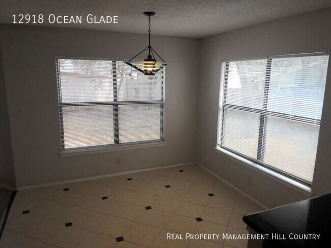 Building Photo - Clean 3/2.5 with bonus room!