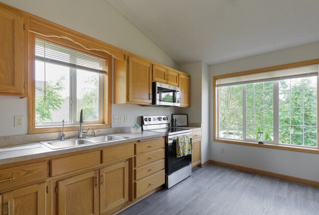 Building Photo - 22075 Red Oak Dr