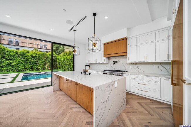 Foto del edificio - 4543 Longridge Ave