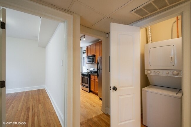 Building Photo - 3511 N Racine Ave