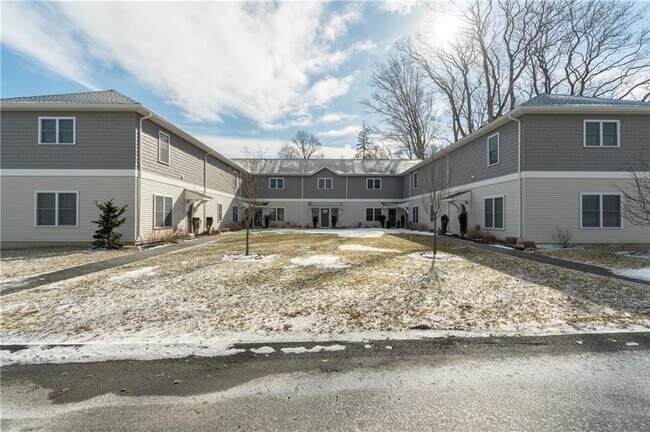 Foto del edificio - 94 Sandy Point Farm Rd