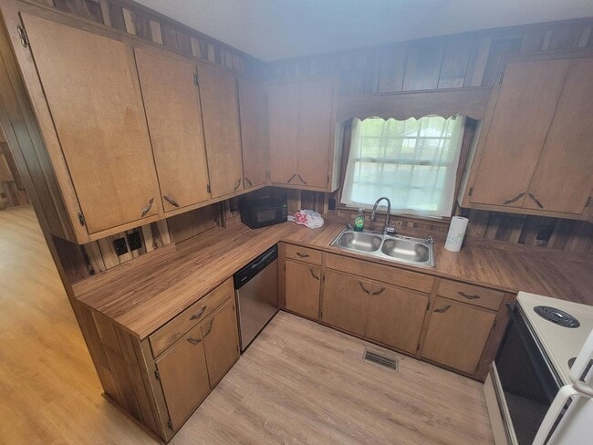 Building Photo - Great 2 bed 1 bath in Burlington!