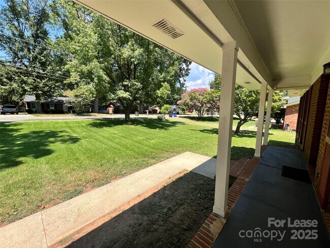 Building Photo - 821 Brookwood St