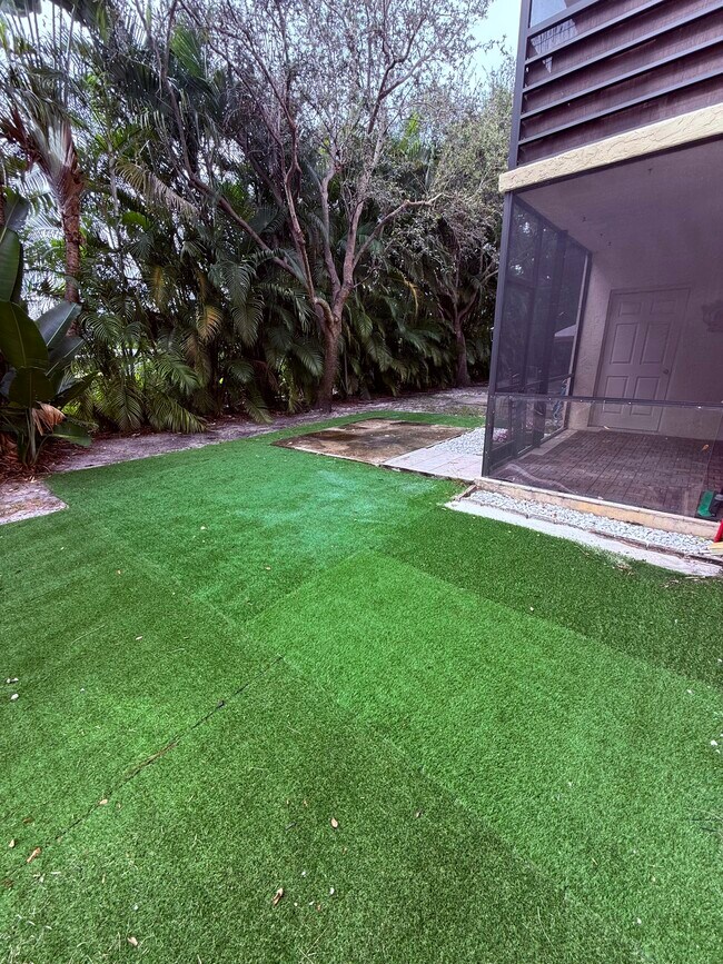 Building Photo - 140 S Cypress Rd