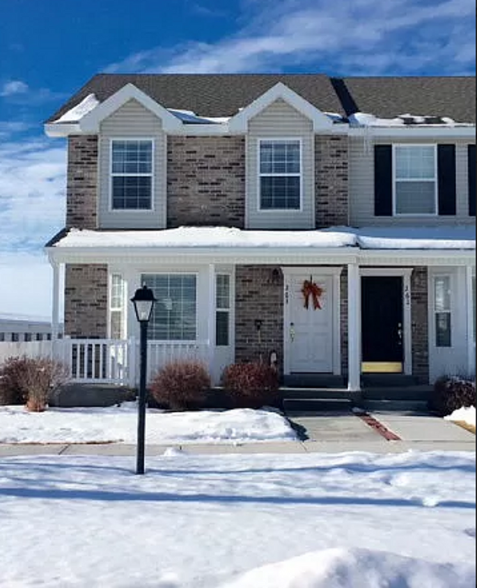 Primary Photo - 3 bedroom Parkside Townhome!