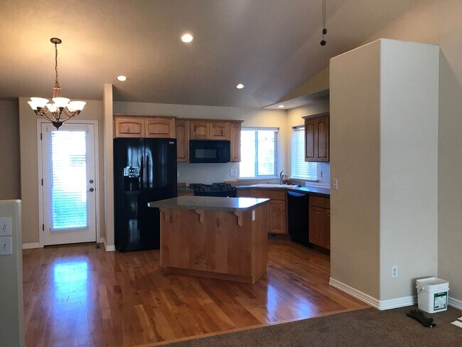 Foto del edificio - Single level home in Redmond with oversized garage and large yard!