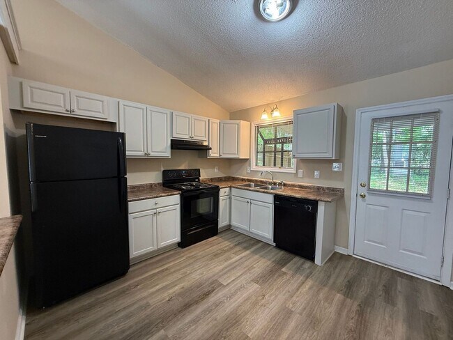 Foto del edificio - 2 bedroom, 2 bath Duplex