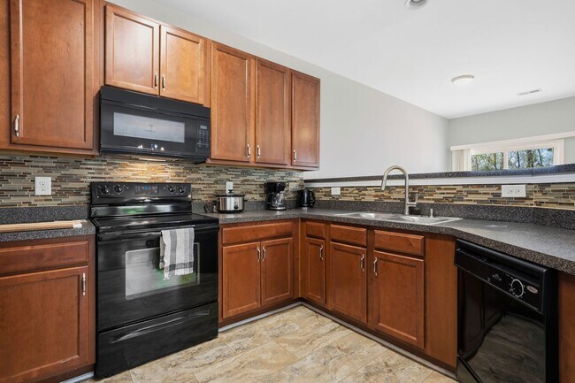 Foto del edificio - FULLY FURNISHED - Upgraded End-Unit Retreat | 3BR/2.5BA, Dedicated Office Space & Private Garage ...