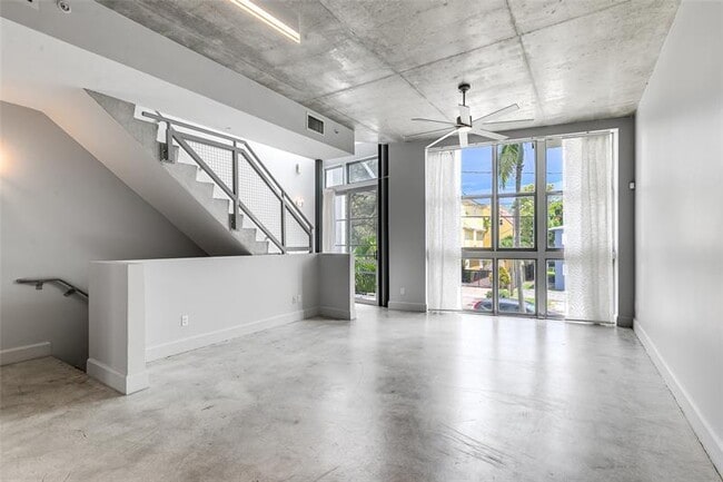 Building Photo - 721 SE 12th Ct