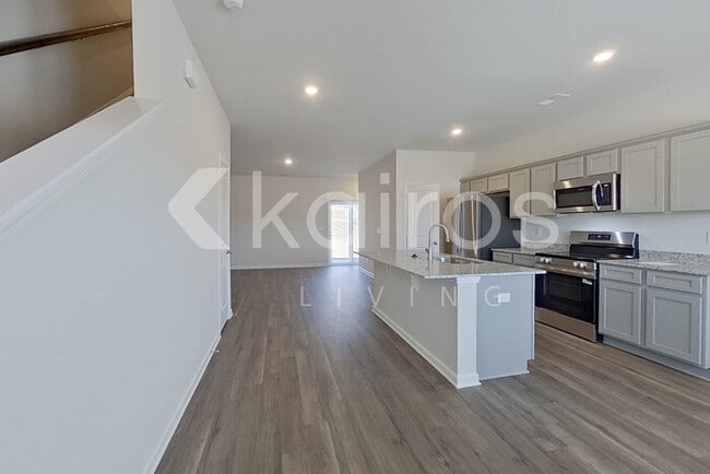 Building Photo - 2225 Banyon Cir