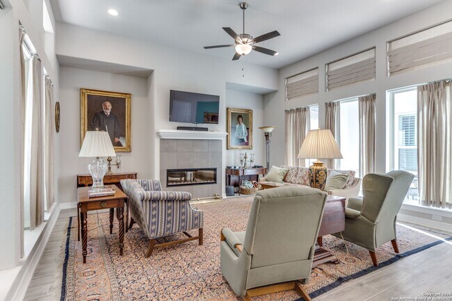 Building Photo - GORGEOUS 3-BEDROOM, 3-BATHROOM SINGLE STOR...