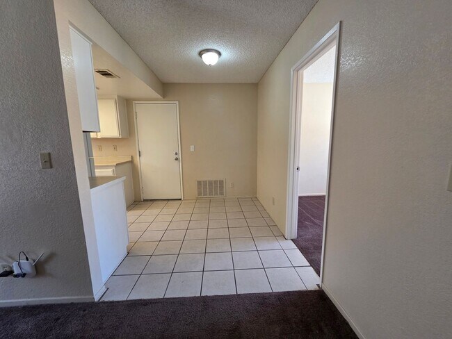 Building Photo - New Listing!