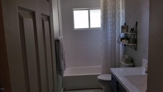 Foto del edificio - 1230 W 9th St