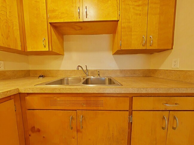 Building Photo - 2 Bedroom Apartment ~ Close to Campus ~ Ca...