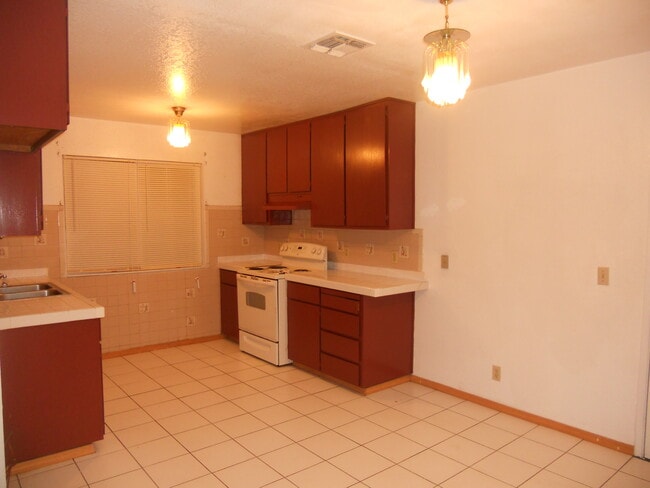 Building Photo - 449 Aztec Ln