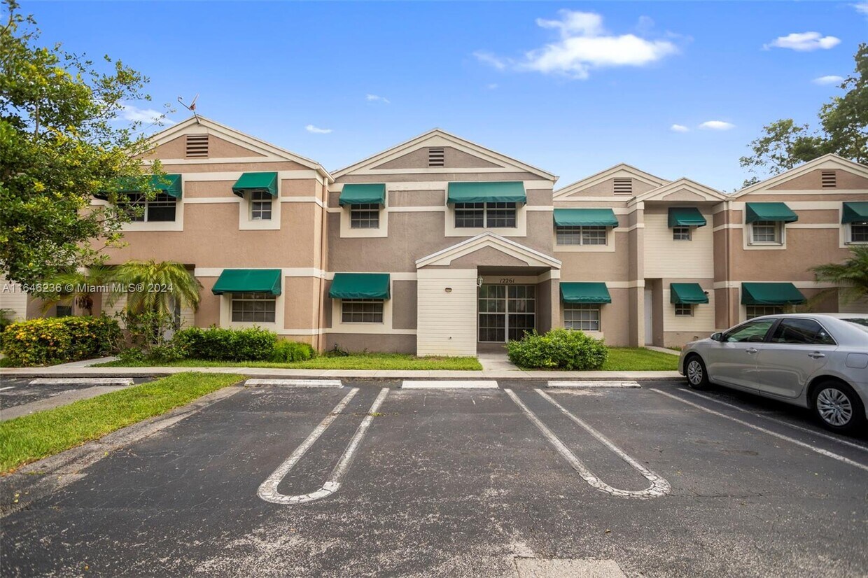 Foto principal - 12261 Lake Loop Rd