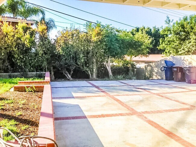 Building Photo - 16044 Las Vecinas Dr