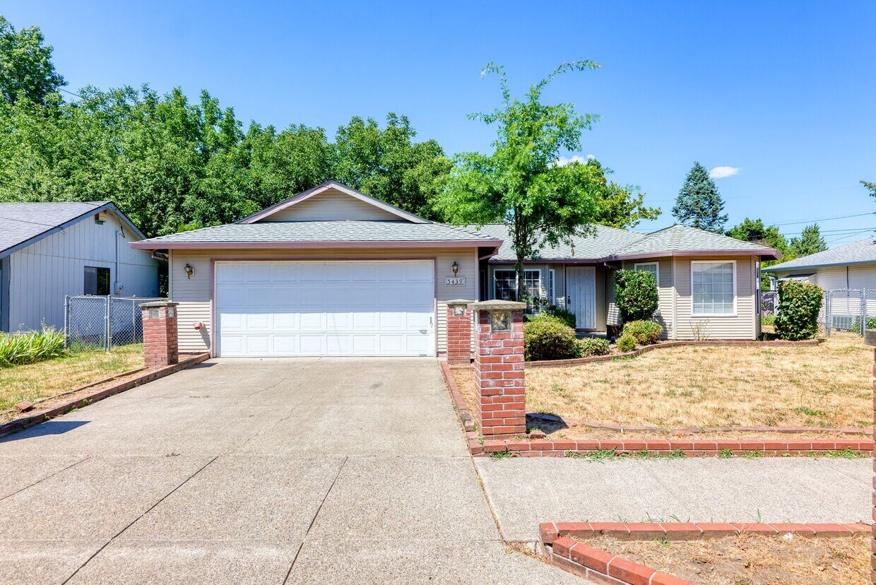 Primary Photo - 4BD/2.5Ba NE Portland Home with Covered Ba...