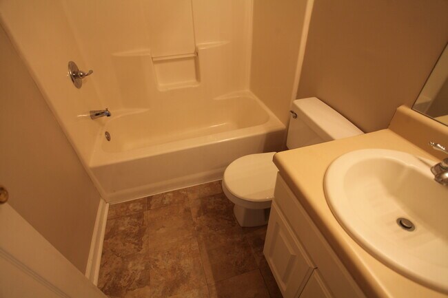 Foto del edificio - Residences of Central Park Available Fall 2026!