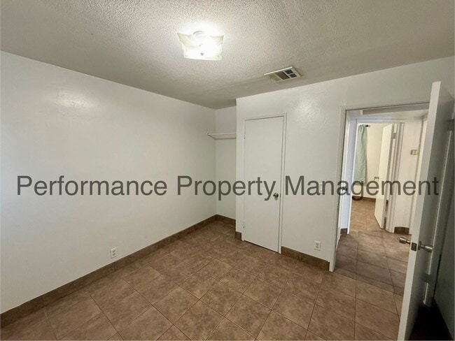 Foto del edificio - Cute 2 Bed/1 Bath in Lamont w/ RBP/Pest Co...