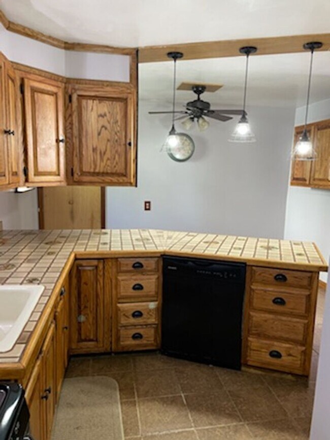 Building Photo - Three Bedroom Two Bath Home Newly Renovated