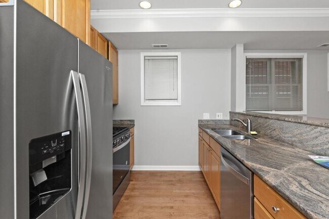 Building Photo - 2 bedroom in Chicago IL 60657
