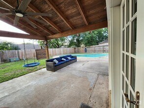 Building Photo - 17627 Huntersglen Cir