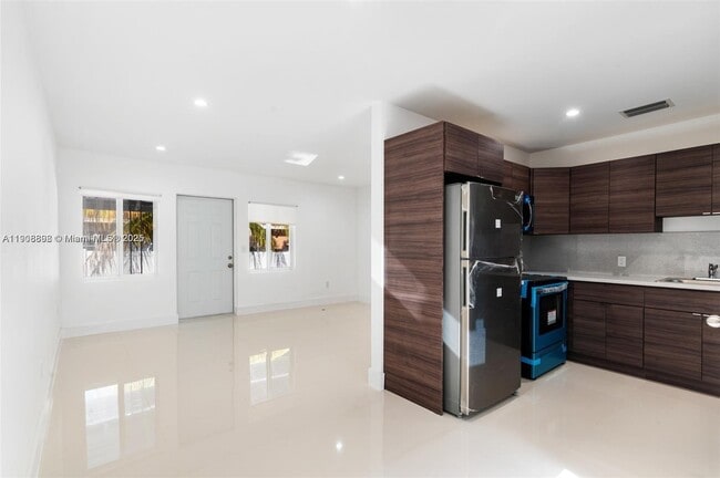 Foto del edificio - 540 NE 67th St