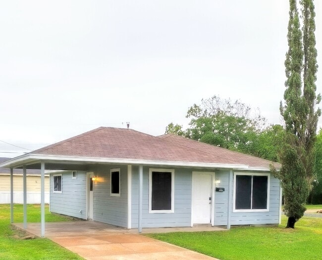 Building Photo - 2602 8th Ave N