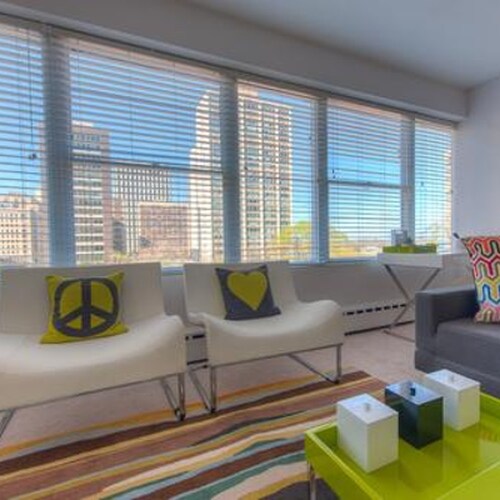 Foto del edificio - 350 W Oakdale Ave