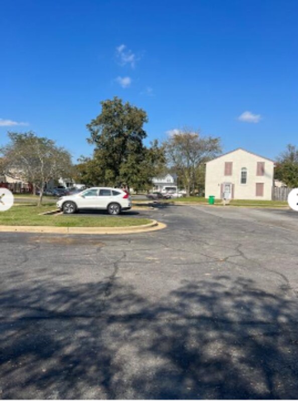 Foto del edificio - 7211 Branchwood Pl