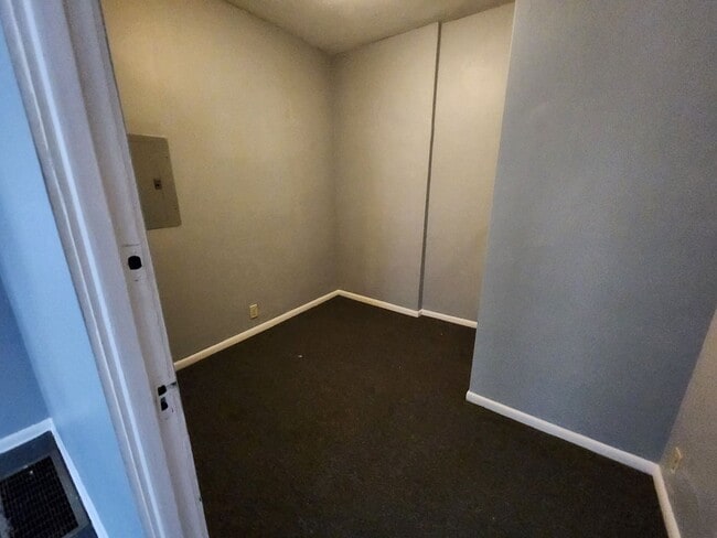 Building Photo - College 3 Bedroom Apartment with Office fo...