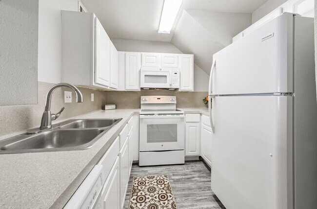 Foto del edificio - 2 Story 2 BR condo in Westchase Gated Comm...
