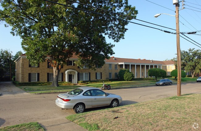 Foto del edificio - McCommas Colonial Apartments