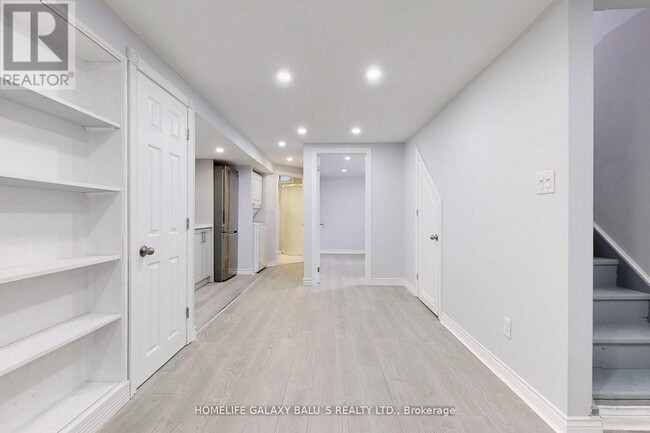 Building Photo - 2049 Blue Ridge Crescent