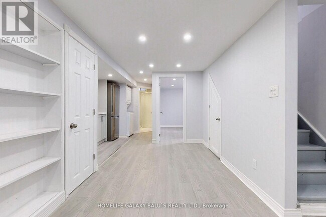 Photo du bâtiment - 2049 Blue Ridge Crescent