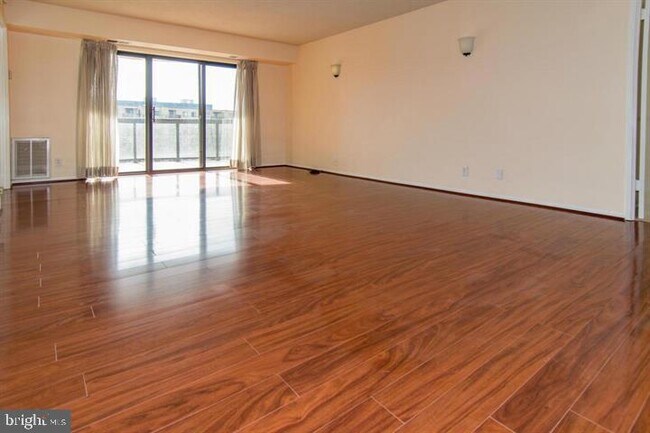 Foto del edificio - 8350 Greensboro Dr