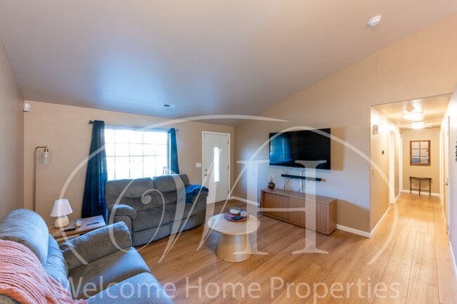 Building Photo - Conveniently Located 3 Bedroom Home with F...