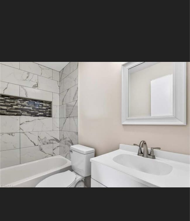 Building Photo - 2204 Dulaire Rd