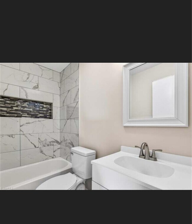 Foto del edificio - 2204 Dulaire Rd