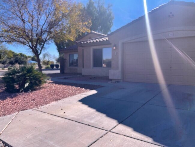 Foto del edificio - Spacious 3 Bed, 2 Bath Home! Washer/Dryer!...