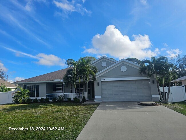 Building Photo - ** Beautiful 3/2 home featuring modern upgrades and a prime location!**