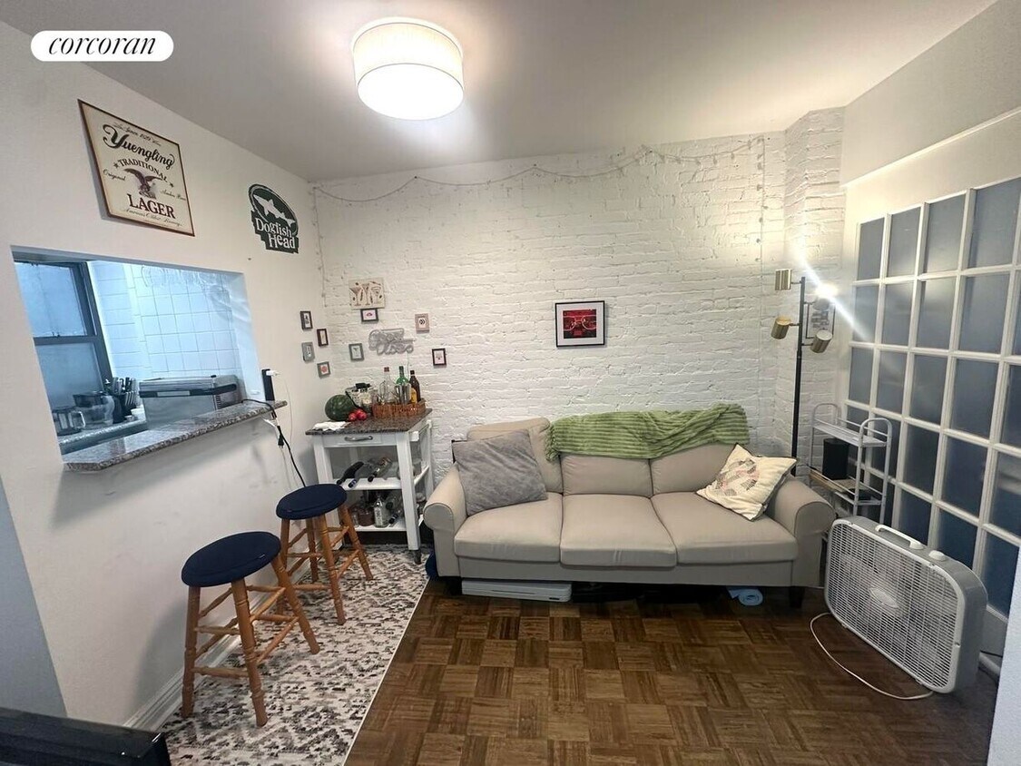 Foto principal - 326 W 47th St