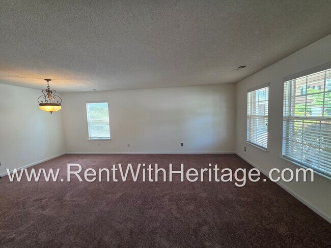 Foto del edificio - Gorgeous Brick Home with Golf Course / Lake View in Popular Mirror Lake Golf/ Swim / Tennis Subdi...