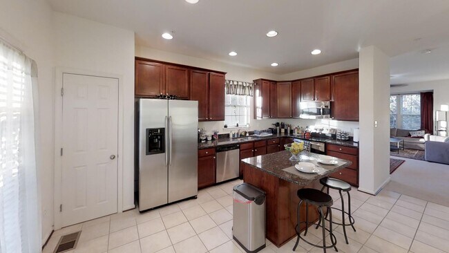 Foto del edificio - Month to month rental in huge EOG townhouse!